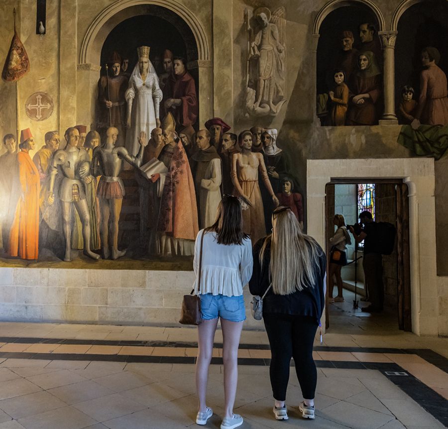 Two students looking at a mural in Segovia